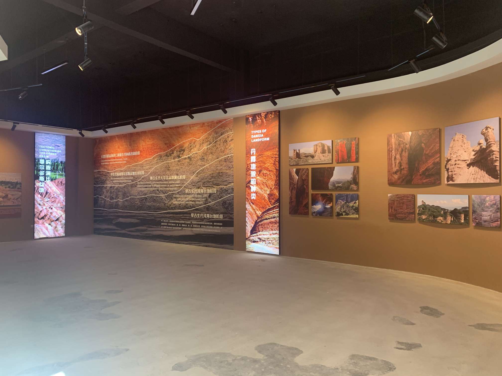 溪山(shān)勝境丹霞地(dì)址文(wén)化(huà)展